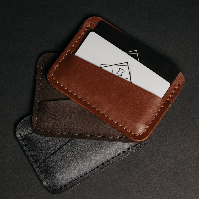 Cartera minimalista compacta, tarjetero de cuero, billetera delgada con relieve para hombre, tarjetero personalizado, regalo personalizado para compañero de trabajo. imagen 9