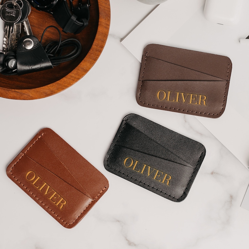 Cartera minimalista compacta, tarjetero de cuero, billetera delgada con relieve para hombre, tarjetero personalizado, regalo personalizado para compañero de trabajo. imagen 2