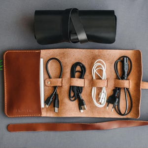 Organiseur de câbles en cuir, Rouleau de cordon personnalisé, Rangement de chargeur de voyage, Organiseur de cordon de voyage personnalisé, Organiseur électronique, Cadeau pour papa