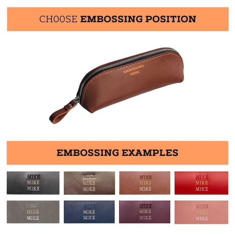 Op de afbeelding: Een bruine leren etui met ritssluiting en een kleine leren lus. De tekst "EMBOSSING HERE" is zichtbaar op de etui. De afbeelding toont ook voorbeelden van in reli&euml;f aangebrachte tekst op leer in verschillende kleuren, met de tekst "MIKE" herhaald.