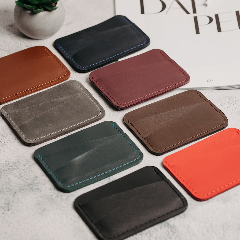 Cartera minimalista compacta, tarjetero de cuero, billetera delgada con relieve para hombre, tarjetero personalizado, regalo personalizado para compañero de trabajo. imagen 10