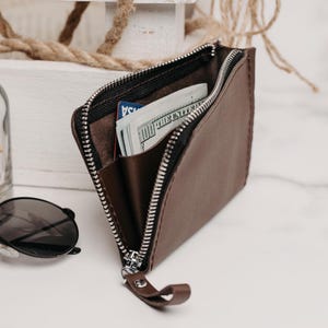 L-förmige Geldbörse mit Reißverschluss, personalisierte Geldbörse mit halbem Reißverschluss, kleine Herren-Geldbörse in L-Form mit Reißverschluss, personalisiertes Ledergeschenk für Vater, Ehemann oder Freund