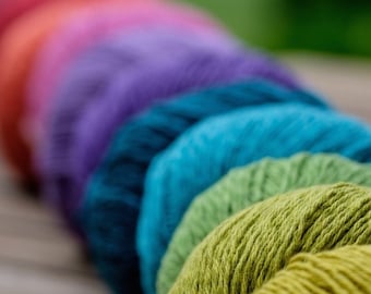 Allino, a summery yarn for knitting and crochet projects, is made from 50% linen and 50% cotton