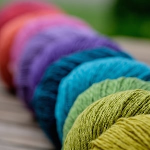 Allino, a summery yarn for knitting and crochet projects, is made from 50% linen and 50% cotton