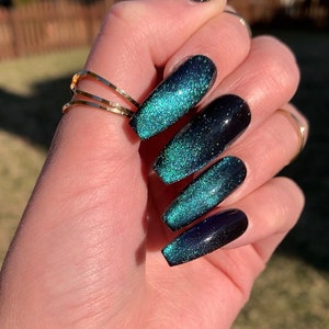 Light Blue Color Shifting Nails | Blue Purple Pink Press On Nails | Glitter Fake Nails | Color Changing Nails | cat eye velvet witchy nails