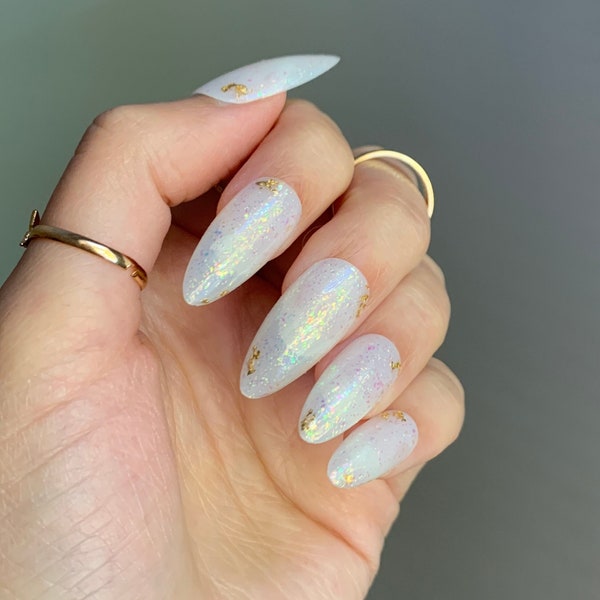 Ongles en paillettes d'or irisé blanc opale | ongles semi-opaques avec paillettes holographiques | longs ongles en amande, taille personnalisée | vernis gel scintillant