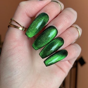 Green Cat Eye Press on Nails Coffin Long Color Changing Neon Glitter Fake Magnetic Nail Black Custom Design Nail Polish Set Glue On Reusable image 2