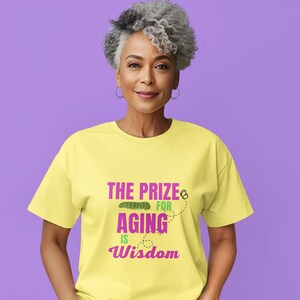 El premio por el envejecimiento es camiseta de sabiduría con letras moradas - Sabiduría inspiradora - Camisetas positivas para pasear perros para mamás y papás de perros