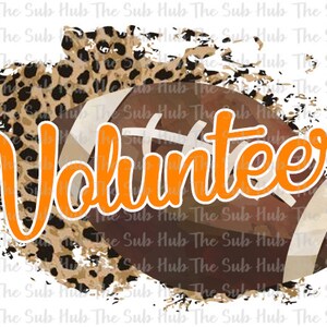 Puede incluir: Un balón de fútbol marrón y blanco con un texto naranja "Volunteers" superpuesto. El balón está sobre un fondo de estampado de leopardo marrón y negro con un efecto de pintura blanca desgastada.