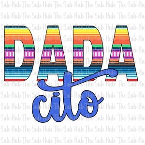 以下が含まれることがあります： 青色の「DADA cito」というテキストが入ったカラフルなグラフィックデザイン。 「DADA」の文字は、メキシコの毛布を思わせるカラフルなストライプ模様で埋められています。