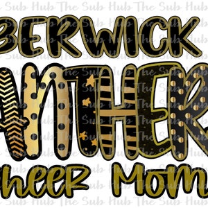 以下が含まれることがあります： 黒と金のグラフィックで、「Berwick Panthers Cheer Mom」というテキストが書かれています。文字は黒と金の模様で飾られています。