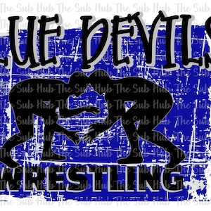 Puede incluir: Un fondo azul y blanco desgastado con el texto "BLUE DEVILS WRESTLING" en negro y gris. Dos luchadores están en silueta negra, en una pose de lucha.