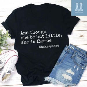 E sebbene sia piccola, è una maglietta per insegnanti feroce, citazione di Shakespeare, maglietta letteraria femminista, regalo letterario per insegnanti e ragazze