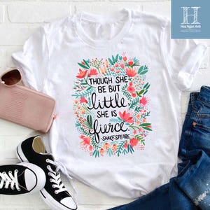 Sebbene sia piccola, è una feroce insegnante, maglietta con citazione di Shakespeare, maglietta floreale Girl Power, regalo per insegnanti, ispirazione femminista