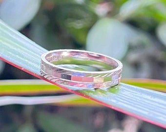 Anello a fascia in argento sterling testurizzato: anello impilabile boho fatto a mano