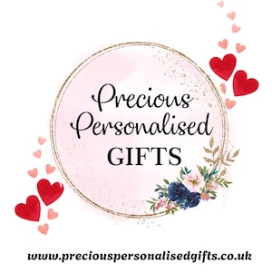 Puede incluir: Un logotipo con el texto "Precious Personalised GIFTS" dentro de un c&iacute;rculo con borde dorado y fondo rosa acuarela. Corazones rojos y detalles florales rodean el c&iacute;rculo. La direcci&oacute;n del sitio web est&aacute; en la parte inferior.