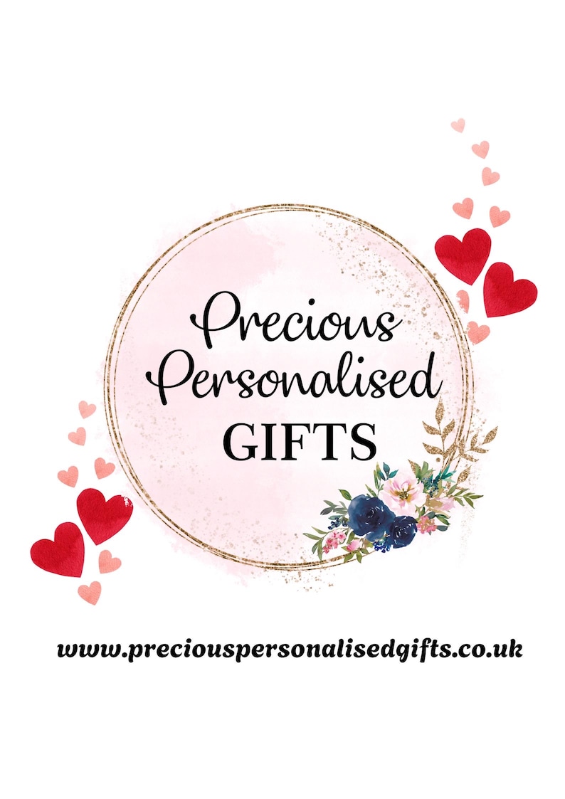 Puede incluir: Un logotipo con el texto "Precious Personalised GIFTS" dentro de un c&iacute;rculo con borde dorado y fondo rosa acuarela. Corazones rojos y detalles florales rodean el c&iacute;rculo. La direcci&oacute;n del sitio web est&aacute; en la parte inferior.