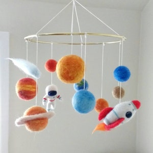 Solar system mobile baby Space mobile nursery Felt planets mobile crib boy Kids spaceman astronaut rocket mobile hanging Outer space décor