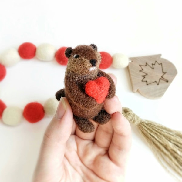 Needle Felted Woodland Animals, Needle Felted Beaver Gifts, Nature Table Beaver Figurine, Needle Felted Animal, Felt Canada Day Gift