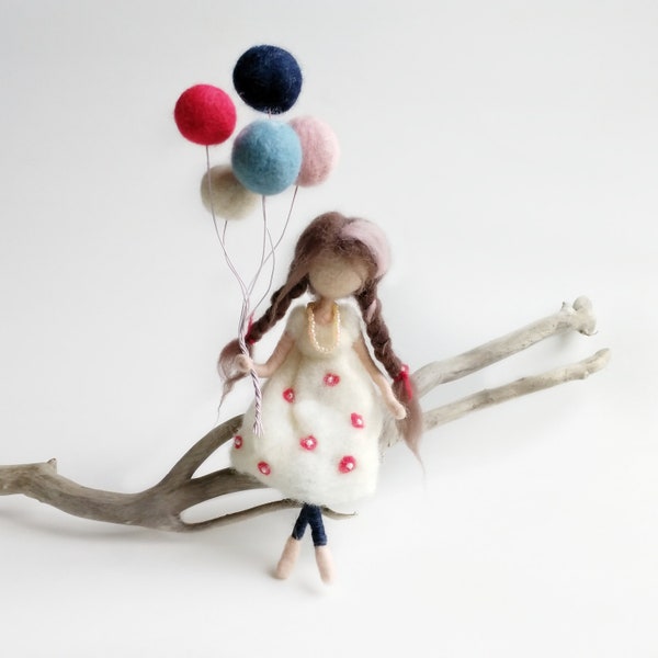 Muñeca de fieltro con aguja con globos, Felted Fairy Mobile, Waldorf Fairy Doll, Wool Art Doll, Nursery Hanging Fairies, Figuras de chica de fieltro