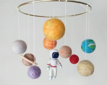 Zonnestelsel mobiele kwekerij Pastel buitenruimte mobiele baby jongen Vilt planeten mobiele wieg Astronaut mobiele hangende Galaxy kinderkamer decor