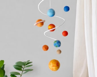 フェルトで作る太陽系ベビーモビール：宇宙をテーマにした保育園に