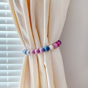 Tenda cravatta schienale vivaio Ragazze tenda cravatte Rosa pom pom cravatte Arcobaleno tenda trattenuta Feltro palla cravatta indietro Bambini camera da letto arredamento Perline