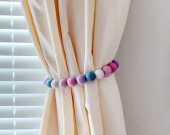 Gordijn tie backs kinderkamer Meisjes gordijn tiebacks Roze pom pom tiebacks Regenboog gordijn holdback Vilt bal tie back Kids slaapkamer decor Beaded