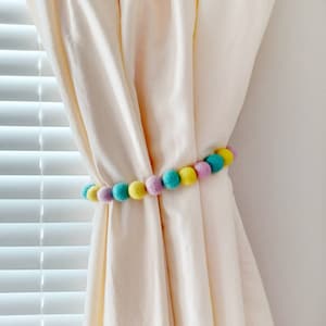 Regenboog gordijn stropdas ruggen kinderen Kinderdagverblijf tiebacks meisje Vilt bal tieback pastel Pom pom tiebacks Meisjes kamer gordijn holdback