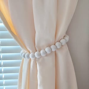 Nordic curtain tie backs nursery Boho curtain tiebacks White pom pom tie back Kids curtain holdback Felt ball tie back Girls bedroom accent