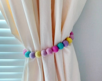 Meisje Gordijn stropdas ruggen Regenboog kinderkamer gordijn holdback Vilt bal gordijn banden Pom pom tiebacks Kinder slaapkamer decor Kralen gordijn hardware