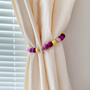 Paarse gordijn tie backs Meisje tie back kinderkamer Vilt bal gordijn tiebacks Pom pom gordijnhouder Boho home decor