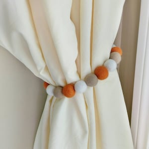 Boho gordijn tie backs kinderen Rustieke gordijn tiebacks kinderkamer Vilten bal tieback Pom pom tiebacks Meisjes kamer accessoires Raambehandelingen