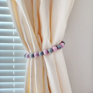Roze gordijn tie backs Pastel gordijn tiebacks kind Kinderkamer gordijn tieback meisje slaapkamer Pom pom gordijn houder Vilt bal gordijn accessoires