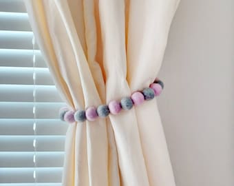 Roze gordijn tie backs Pastel gordijn tiebacks kind Kinderkamer gordijn tieback meisje slaapkamer Pom pom gordijn houder Vilt bal gordijn accessoires