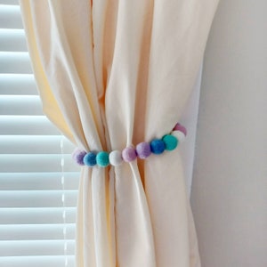 Gordijn tie backs kinderkamer Regenboog gordijn tiebacks Pom pom tiebacks Kids gordijn tieback meisjes Vil bal tie back Pastel slaapkamer accessoires