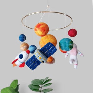 Móvil para cuna con sistema solar, móvil de planetas de fieltro para guardería, móvil para el espacio exterior, móvil para bebé niño con cohete, satélite, galaxia, decoración de astronauta