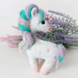 Licorne feutrée à l&#39;aiguille Animaux feutrés animaux Licorne en laine des bois Jouets pour arbre de Noël Poupée d&#39;art licorne en feutre