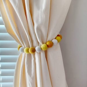 Gordijn tie backs Meisje kinderkamer gordijn tie tieback Pom pom tiebacks Vilt bal gordijn holdback Kralen kinder slaapkamer accessoires