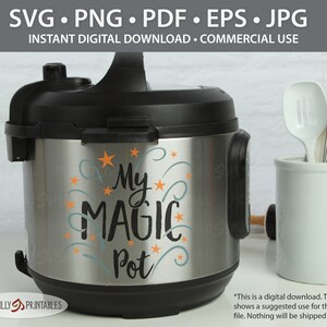 Può includere: Una pentola a pressione in acciaio inossidabile e nera con le parole "My MAGIC Pot" in un design stravagante. L'immagine include il testo "SVG • PNG • PDF • EPS • JPG" e "DOWNLOAD DIGITALE ISTANTANEO • USO COMMERCIALE".