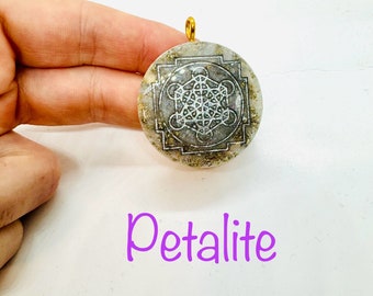 pétalite , apophyllite et diamant d'herkimer  - effet diamant lustré - Symbole  metatron   - donne accès à la conscience cosmique