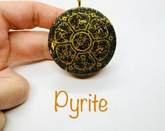 pyrite (haute qualité ) -symbole om mani padmé hum    effet diamant lustré    - stimule le mental et combat la fatigue mental