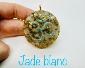 Jade blanc - symbole Om -efffet diamant lustré - incarnation même de pureté et sagesse