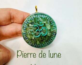 Pierre de lune vert   (rare)  symbole om/ mandala effet  lustré -  Régule les hormones et assure équilibre tout au long de la grossesse