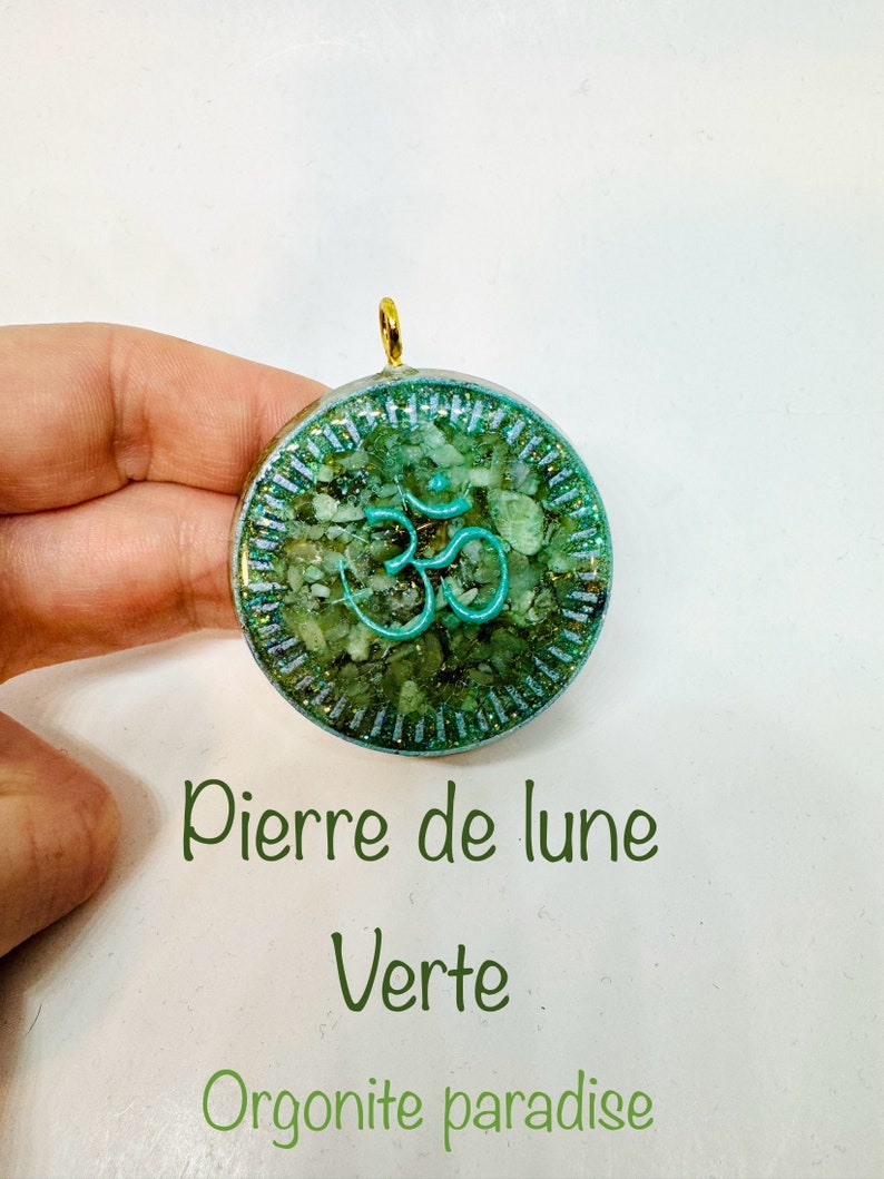 Pierre de lune vert rare symbole om/ mandala effet lustré Régule les hormones et assure équilibre tout au long de la grossesse image 1