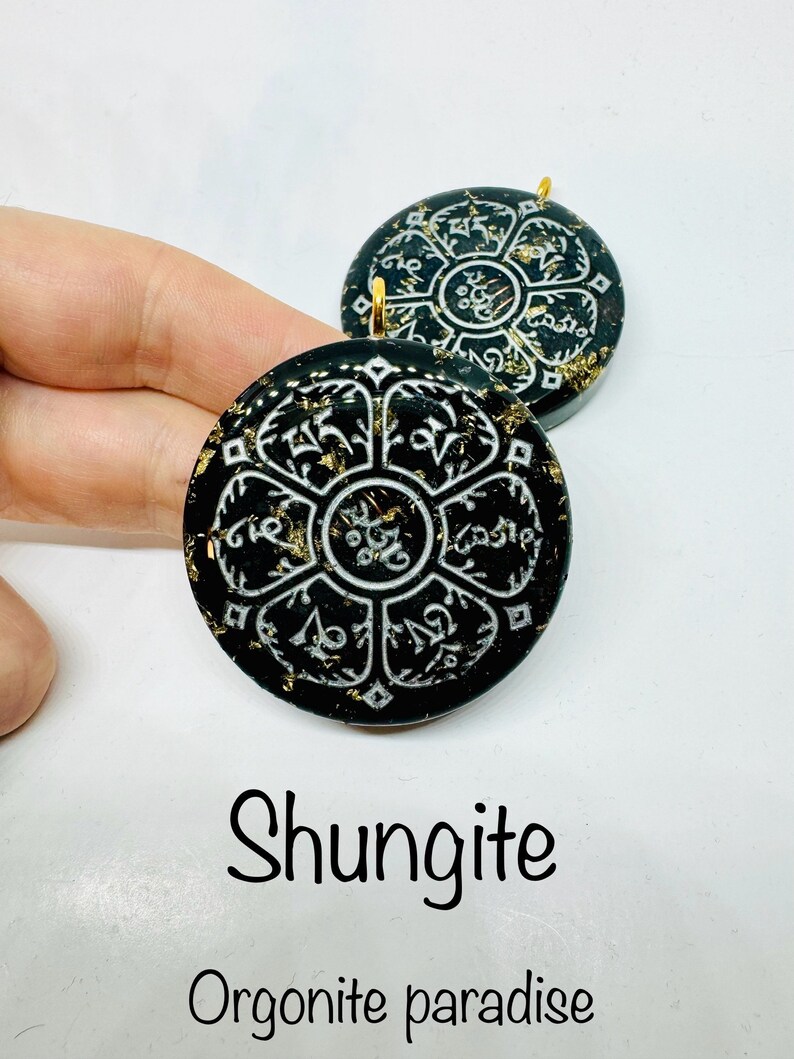 shungite symbole on mani padme hum effet diamant lustré detoxifiant, protection 5G, insomnie orgonite image 1