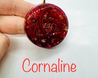 cornaline - symbole triquetra       effet diamant lustré - active la motivation , l'Energie sexuel et la circulation