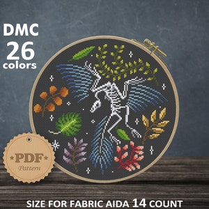 以下が含まれることがあります： 黒い背景に、カラフルな葉と花に囲まれた翼のある恐竜の骨格を描いたクロスステッチパターン。パターンは111 x 109ステッチで、サイズは20.14 x 19.78 cmです。パターンはPDFダウンロードで入手できます。