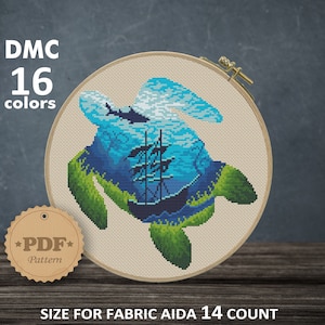 Könnte beinhalten: Ein Kreuzstichmuster mit einer grünen Meeresschildkröte mit einem blauen Ozean und einem Schiff in ihrem Panzer. Das Muster ist für Aida 14 Count Stoff und misst 8,21 Zoll mal 8,21 Zoll oder 115 Stiche mal 115 Stiche. Das Muster benötigt 16 DMC Farben.