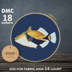 Può includere: Schema di punto croce per un pesce blu e giallo su uno sfondo blu. Il modello è per un tessuto Aida a 14 fili e utilizza 18 colori DMC. La dimensione finita è di 7,79 x 4,21 pollici o 19,78 x 10,70 cm.